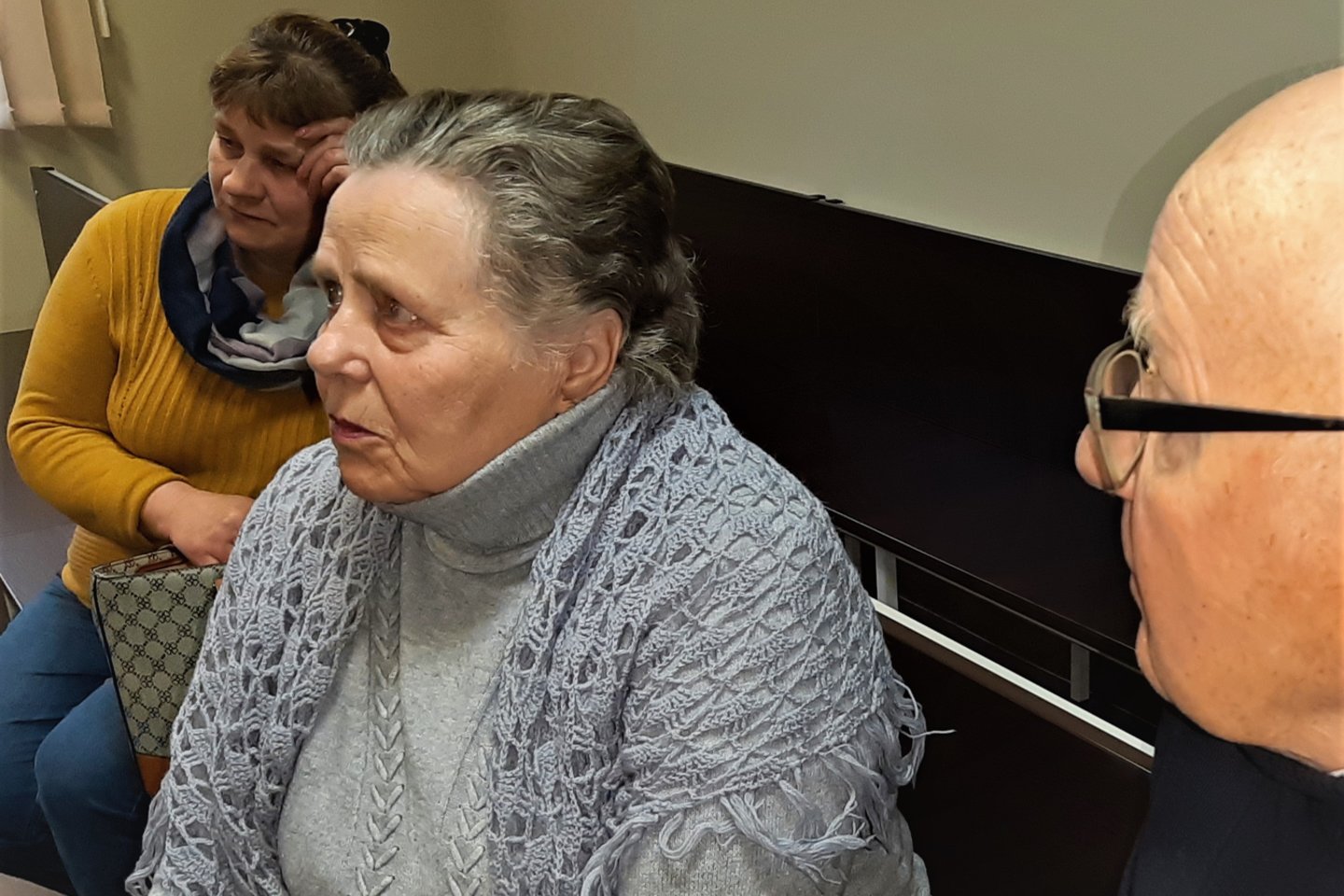 Pensininką apiplėšusio klaipėdiečio E.Mačiulskio močiutė teisme maldavo pasigailėti anūko.<br>G.Pilaičio nuotr. 