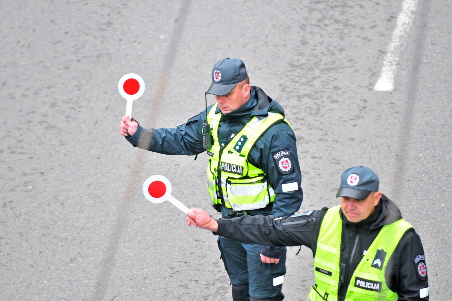 Uniformuoto policijos pareigūno reikalavimas sustabdyti transporto priemonę išreiškiamas duodant signalą lazdele arba mojant skrituliu su raudonu atšvaitu skersai judėjimo krypties, arba per garsiakalbį liepiant sustoti.<br>A.Vaitkevičiaus nuotr.