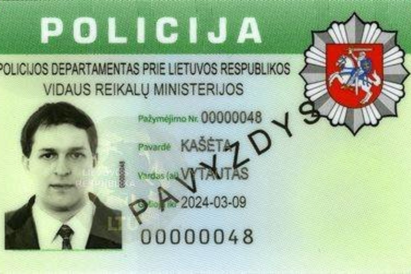 Policijos pareigūnams bus išduodami naujo pavyzdžio tarnybiniai pažymėjimai.<br>Lietuvos policijos nuotr.