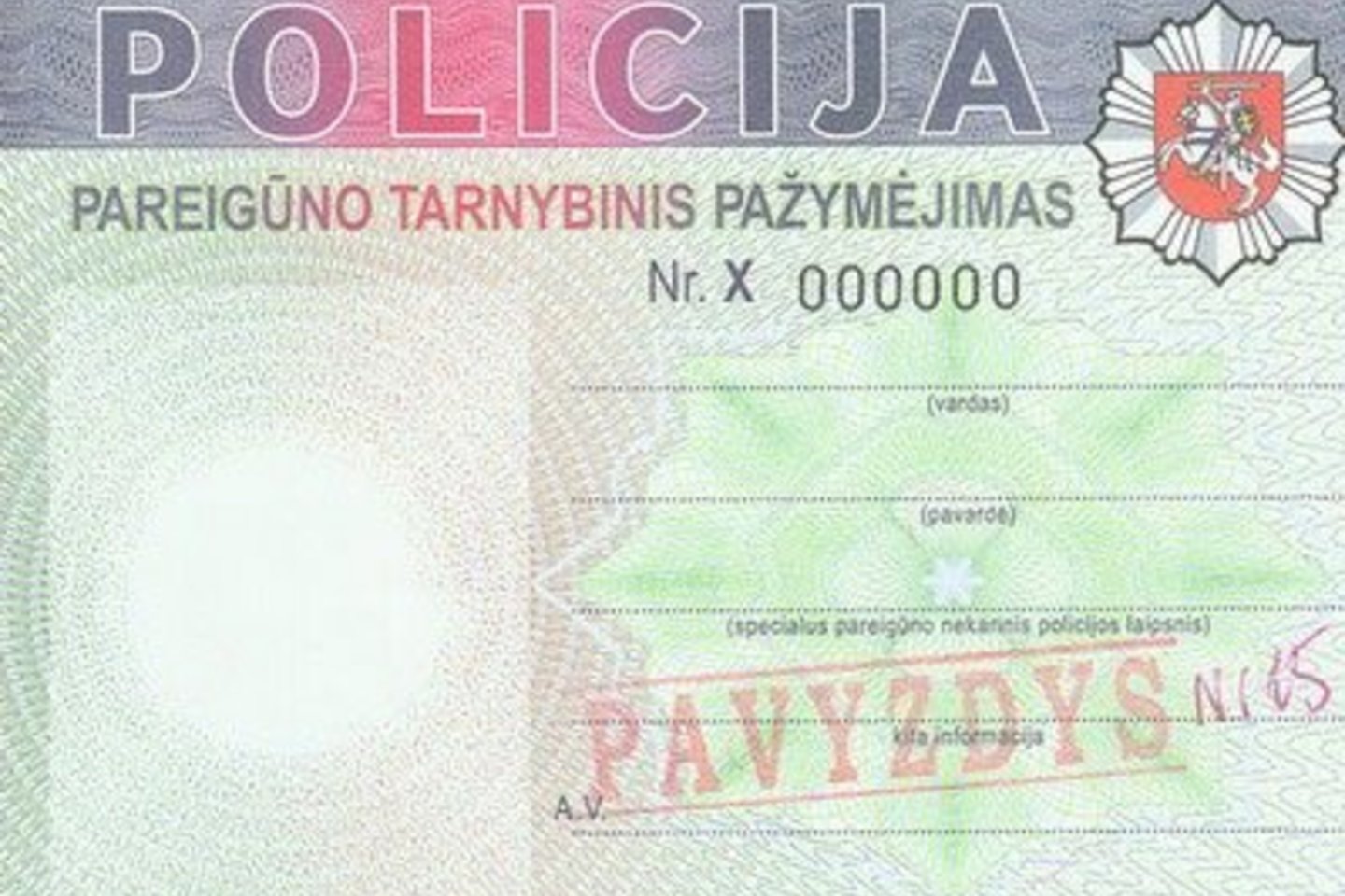  Policijos pareigūnams bus išduodami naujo pavyzdžio tarnybiniai pažymėjimai.<br>Lietuvos policijos nuotr.