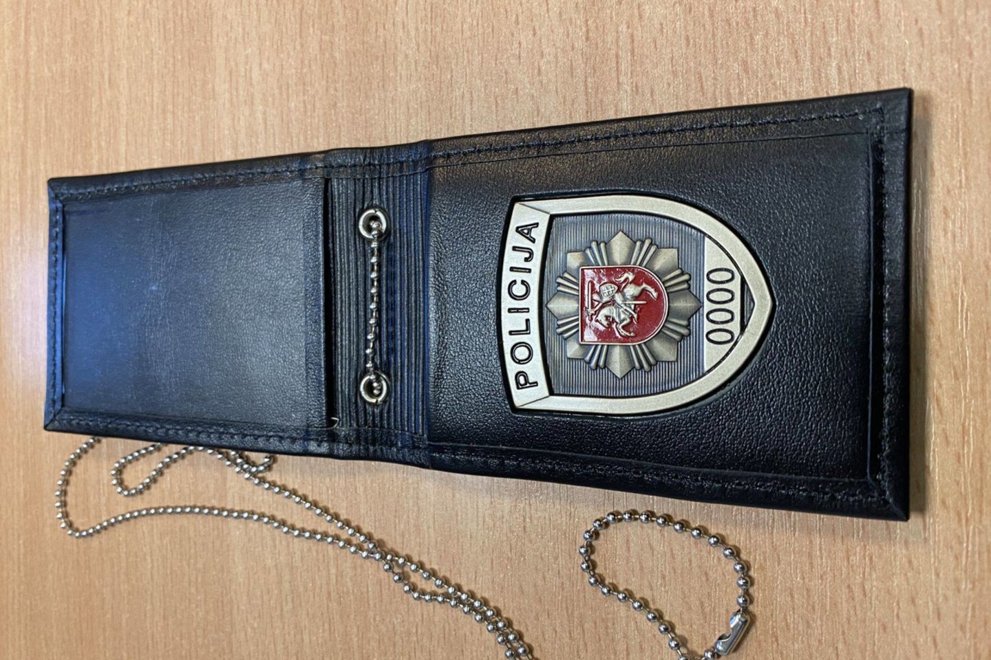 Policijos pareigūnai taip pat turi specialius dėklus su policijos ženklu.<br>Lietuvos policijos nuotr.