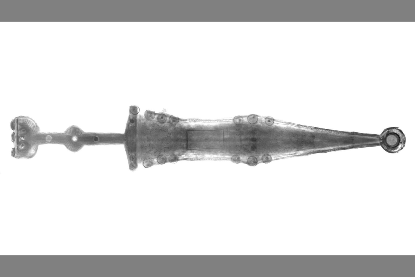  Peršvietus radinį rentgeno spinduliais, atlikus jo kompiuterinę tomografiją ir galiausiai restauravus ginklą, archeologai negalėjo atsigrožėti radiniu.<br> LWL nuotr.