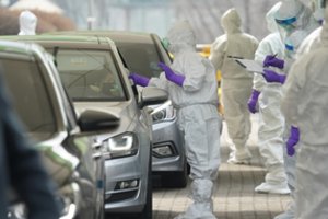 Kova su koronavirusu pasiekė lemiamą tašką – tikimasi lūžio