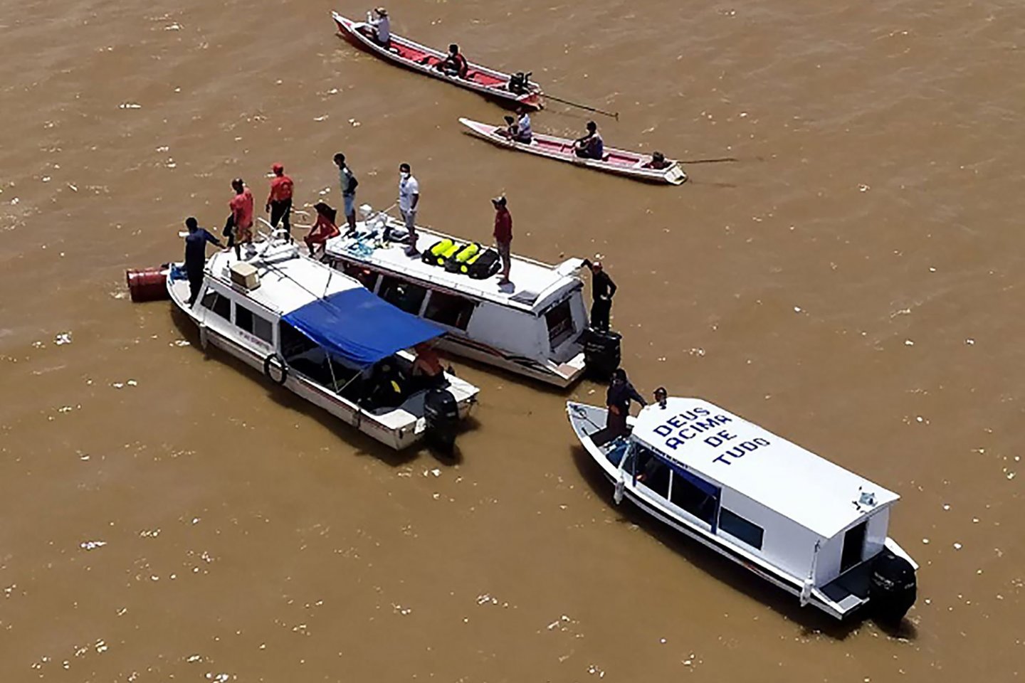  ​Amazonijos atogrąžų miškų regione nuskendus upių keleiviniam laivui žuvo mažiausiai 18 žmonių, pirmadienį pranešė Brazilijos tarnybos, gyviems išlikusiems žmonėms papasakojus, kaip jiems teko siaubo apimtiems gelbėtis iš nugrimzdusio į dugną laivo.<br>AFP/Scanpix nuotr.