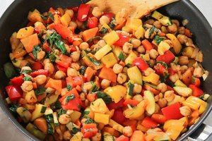 Daržovių troškinys su avinžirniais: gardu, sveika, naudinga ir pavasariška