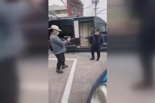 Siaučiant koronavirusui žmonės nepraranda humoro jausmo – sugalvojo naują pasisveikinimo būdą