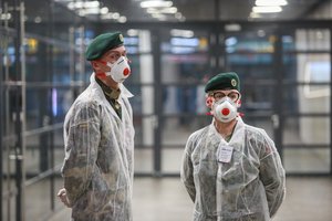 Vienoms įmonėms dėl koronaviruso gresia bankrotas, kitoms – pats darbymetis