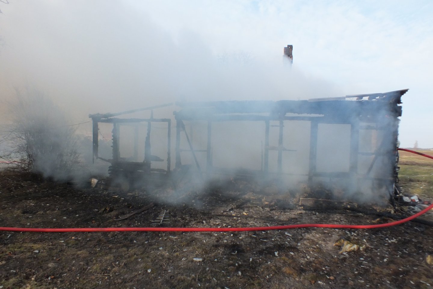 Šakių ugniagesiai gelbėtojai mano, jog gaisras name kilo dėl netvarkingos elektros instaliacijos.<br>Ugniagesių nuotr.