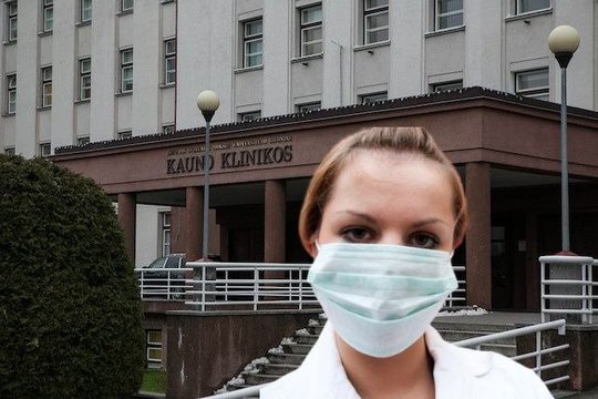 Dėl koronaviruso Lietuvoje išpirkus kaukes, gydymo įstaigos prisiminė senus laikus ir sukasi iš situacijos