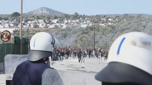 Graikijos pasienyje būriuojasi dešimtys tūkstančių migrantų – šalis prašo ES pagalbos