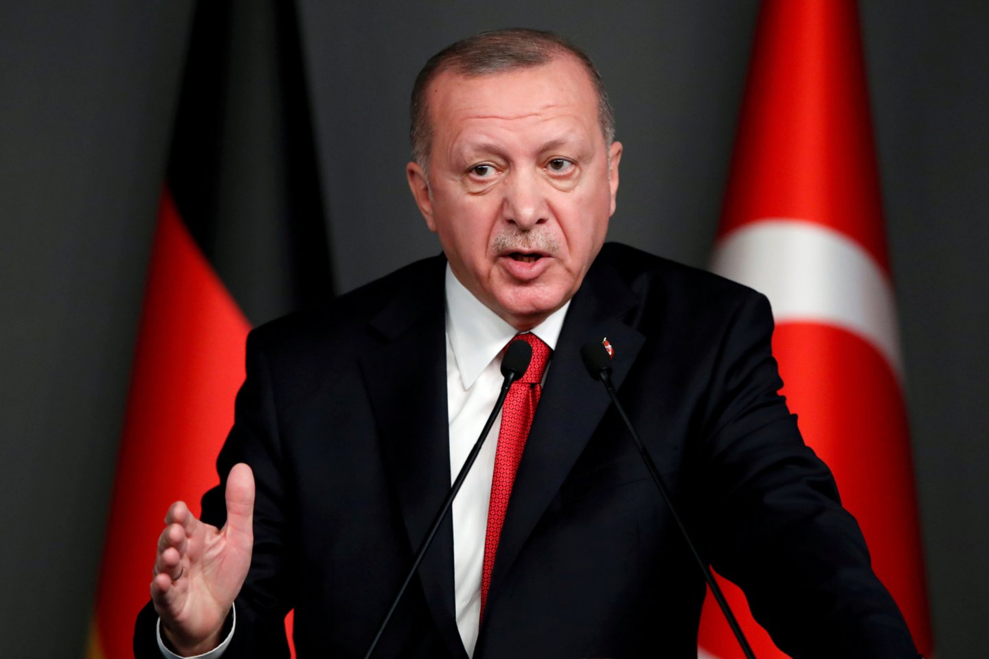  ​Europos šalys privalo palaikyti Turkijos „sprendimus“ Sirijoje, jei nori išspręsti migrantų krizę, trečiadienį pareiškė turkų prezidentas Recepas Tayyipas Erdoganas, apkaltinęs Europą „trypiant“ pabėgėlių teises.<br>Reuters/Scanpix nuotr.