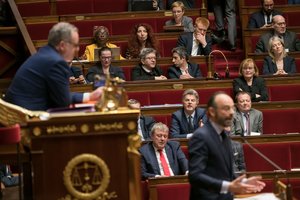 Prancūzijos vyriausybė atlaikė du balsavimus dėl nepasitikėjimo dėl pensijų reformos