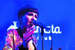 Monika Liu dainų tekstus yra kūrusi ir prie prekystalio