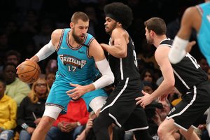 Geriausiai dėl kamuolių kovojęs J. Valančiūnas padėjo „Grizzlies“ nušluoti varžovus