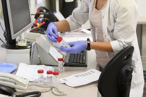 Estijoje užfiksuotas trečiasis koronaviruso atvejis, JAV kovai su virusu skirs milijardus