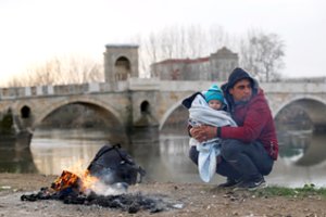 Prie Europos Sąjungos sienų verda mūšio aistros: bando stabdyti pabėgėlių minias