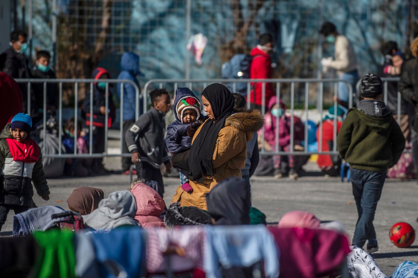 Tūkstančiai migrantų mėgina patekti į Graikiją per pasienio ruožą ar perbridę upę po to, kai Turkija atvėrė sieną su Europos Sąjunga. Kasdien vyksta susirėmimų su šį ruožą saugančia policija.<br>AFP/Scanpix nuotr.