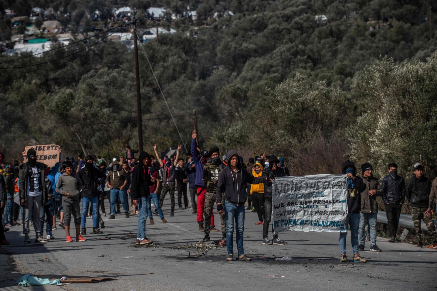 Tūkstančiai migrantų mėgina patekti į Graikiją per pasienio ruožą ar perbridę upę po to, kai Turkija atvėrė sieną su Europos Sąjunga. Kasdien vyksta susirėmimų su šį ruožą saugančia policija.<br>AFP/Scanpix nuotr.