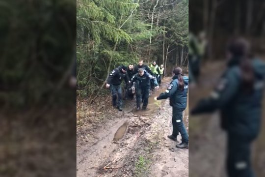 Šiaulių policininkai išgelbėjo miške pasiklydusį girtą ir eiti nebegalėjusį vyrą