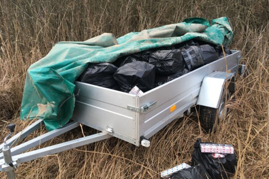 Lazdijų r. pelkėje aptiktas „kilnojamas“ kontrabandos sandėlys