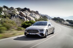 „Mercedes-Benz“ verčia naują iškilmingos automobilio istorijos puslapį