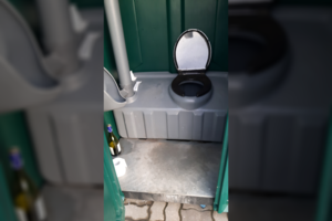 Vaizdelis Vilniaus geležinkelio stoties tualetuose atėmė žadą: „Trūksta žodžių“