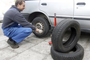 Neįtikėtina: rato nesugebėtų pasikeisti maždaug pusė vairuotojų