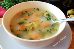 Agurkinė perlinių kruopų sriuba: vienas netikėtas ingredientas tiko tobulai
