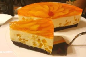 Jogurtinis varškės tortas su persikais – lengvas, gaivus ir labai gardus