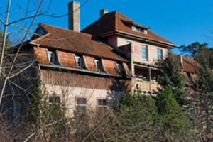 Girulių pasididžiavimu buvę statiniai nyksta – plėtotojai jų vietoje mato tik būstus