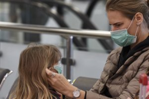 Dėl koronaviruso Lenkija uždraudė išvežti vaistus