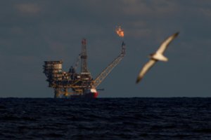 Pranešimai apie OPEC ir koronavirusą nusmukdė naftos kainas 