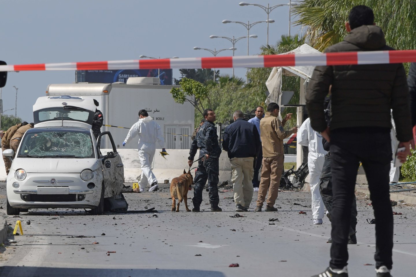  Tuniso sostinę penktadienį nusiaubė dviguba mirtininkų sprogdintojų ataka, per kurią užpuolikai sužeidė šešis žmones, įskaitant JAV ambasadą saugojusią policiją, pranešė valdžios institucijos.<br> AFP/Scanpix nuotr.