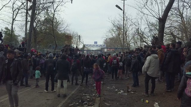 Nerimsta migrantų susirėmimai su policija – nepaiso ašarinių dujų ir prašo atverti vartus 
