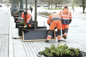 Porą mėnesių pasidžiaugusi abejotinos naudos dėžėmis, sostinės valdžia jas paslėpė