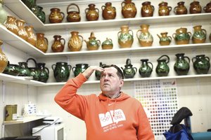 Lietuvos puodžių karalius išdavė, iš kokių suvenyrų prekybos pasistatė namą