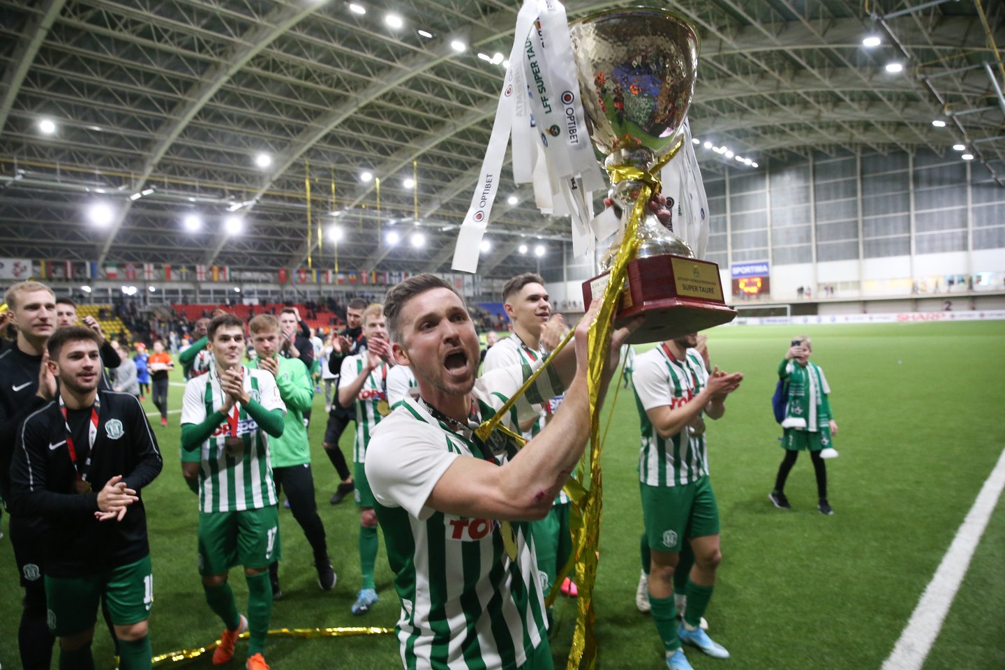 Sezoną Vilniaus „Žalgiris“ pradėjo perimdamas LFF Supertaurę iš Marijampolės „Sūduvos“.<br>R.Danisevičiaus nuotr.