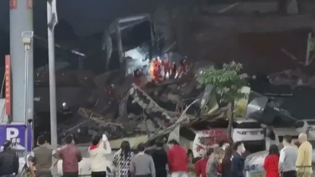 Kinijoje sugriuvo viešbutis, kuriame karantine gyveno apie 70 žmonių
