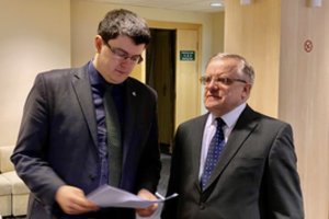 Partijų lysvėse – naujos popierinių gėlių puokštės