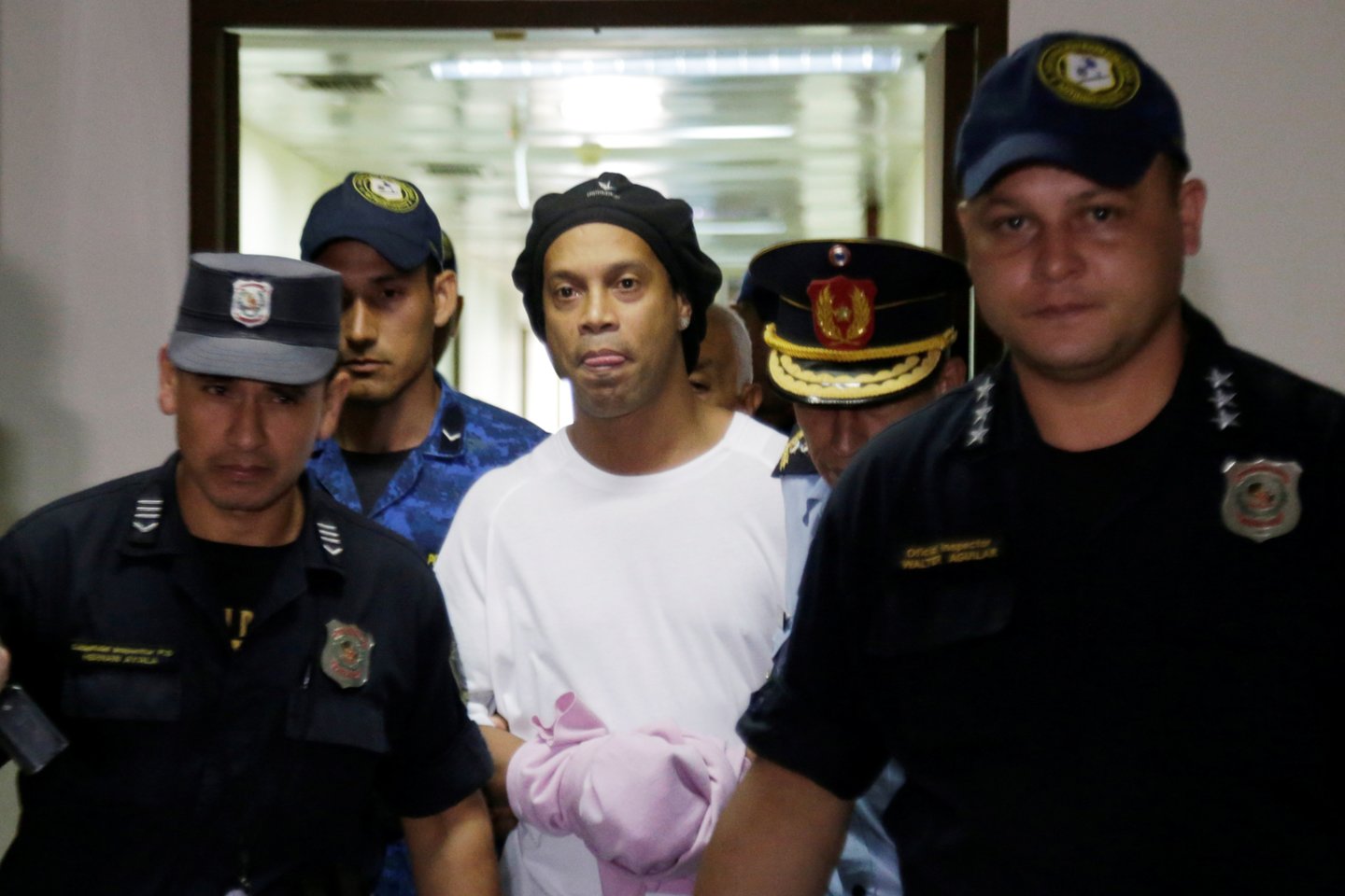  Ronaldinho vedamas į tardymo izoliatorių.<br> Reuters/Scanpix nuotr.