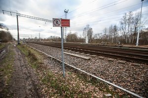 Chuliganams užkliuvo ir senos padangos, ir geležinkelio ženklai