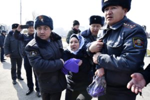 Kirgizijoje agresyvūs vyrai sumušė moterų eisenos dalyves, bet sulaikytos aktyvistės