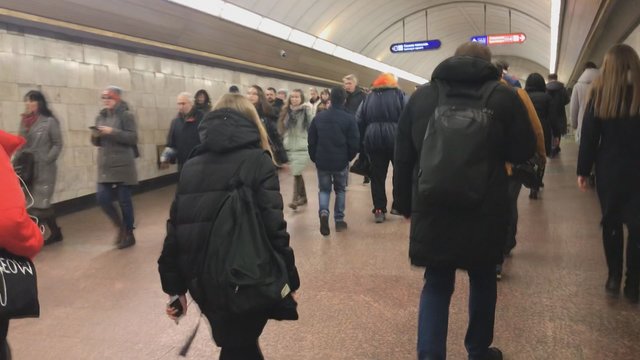 Vaizdai iš Sankt Peterburgo metro: rusai koronaviruso visai nebijo 