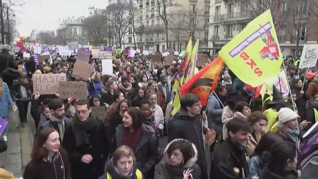Prancūzės moters dieną pasitiko protestu: Paryžiaus merė pasipiktino policijos veiksmais