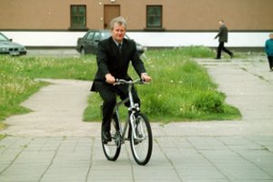 Statydamas ekonomikos pamatus, medžioklėje K. Glaveckas šaudė pro šalį