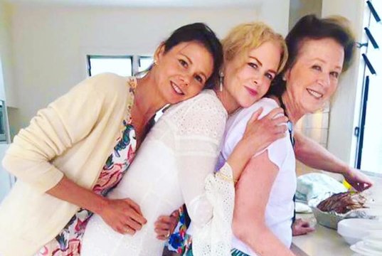 Nicole Kidman pasidalijo jaukiu šeimos kadru su vėžį įveikusia mama ir seserimi