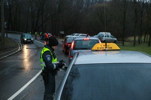 Po skandalingo alkoholio matavimo – policijos atsakas: kyla koronaviruso grėsmė?