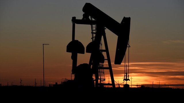 Pasaulinę rinką ištiko šokas: naftos kaina nusmuko beveik trečdaliu