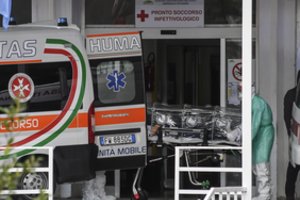 Italijoje per protestą prieš kovos su viruso plitimu priemones mirė šeši kaliniai