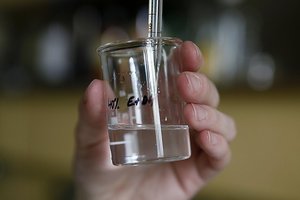 Irane apsinuodiję metilo alkoholiu mirė 27 koronavirusą „išsigydyti“ bandę žmonės